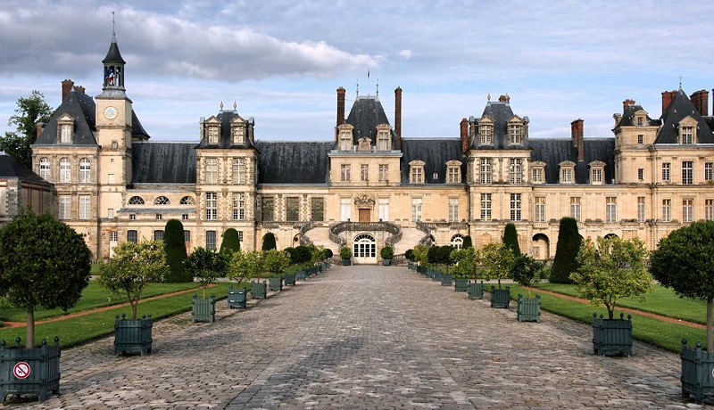 Дворец Фонтенбло во Франции